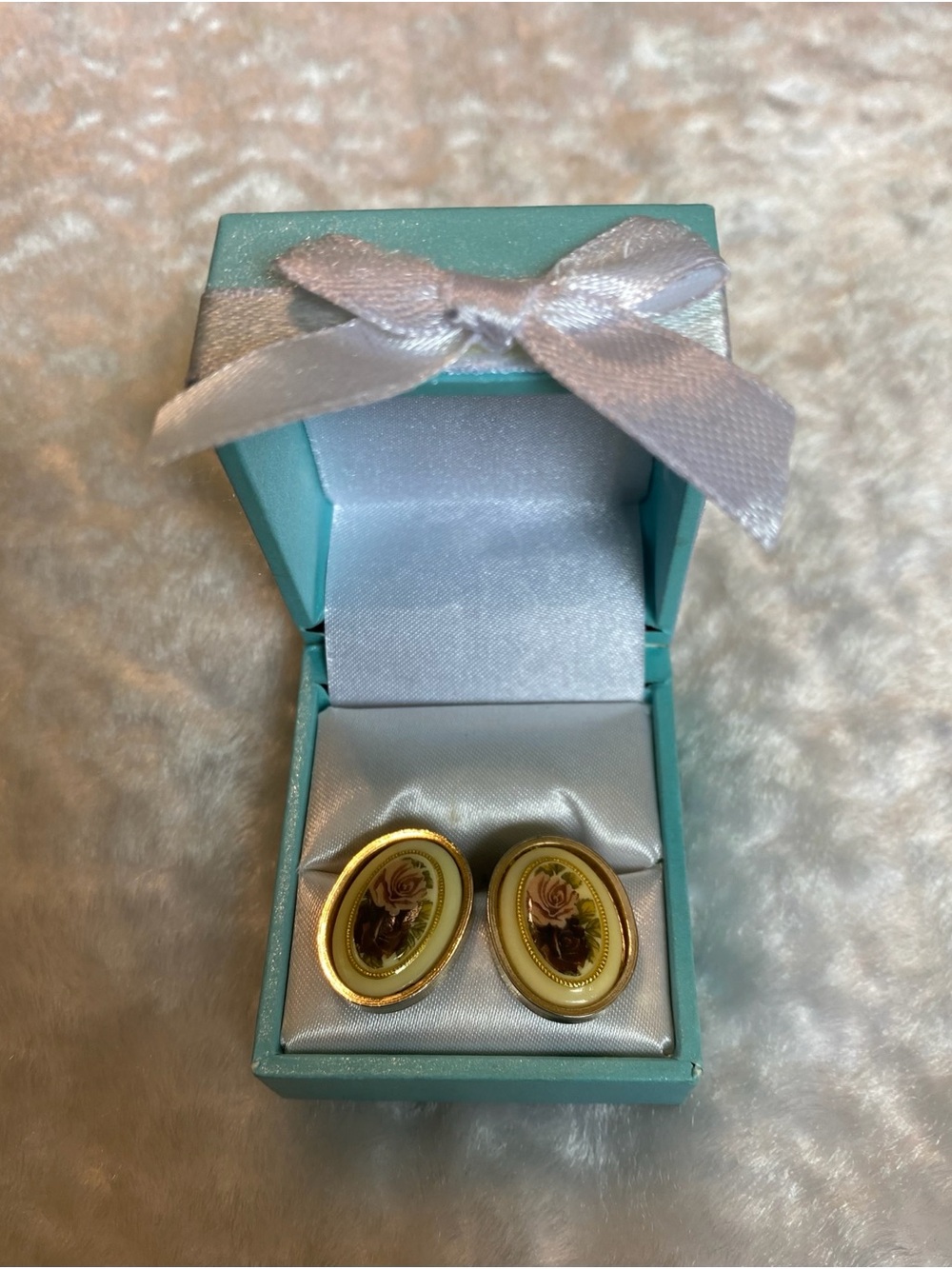 🍀VTG Gold Floral Oval Stud Earrings in Cream and Gold